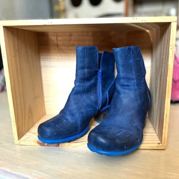 John Fluevog Hopefuls Rosy Royal Blu Buffed Toe 2.25" Heel Leather Booties SZ 6 - Picture 7 of 9